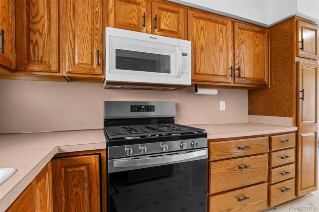 1326 W Elmwood Avenue, Clawson, MI 48017