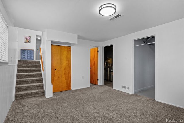 1326 W Elmwood Avenue, Clawson, MI 48017
