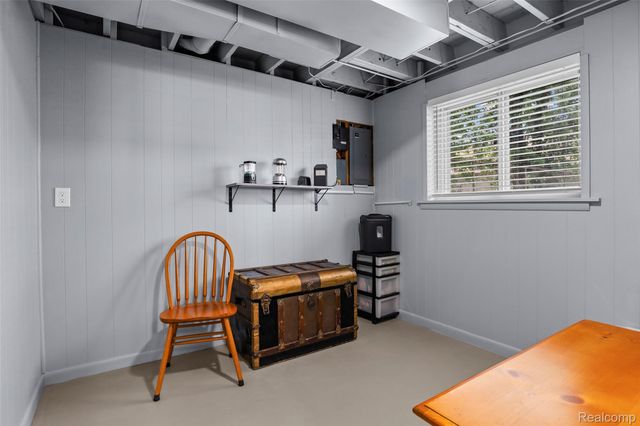1326 W Elmwood Avenue, Clawson, MI 48017
