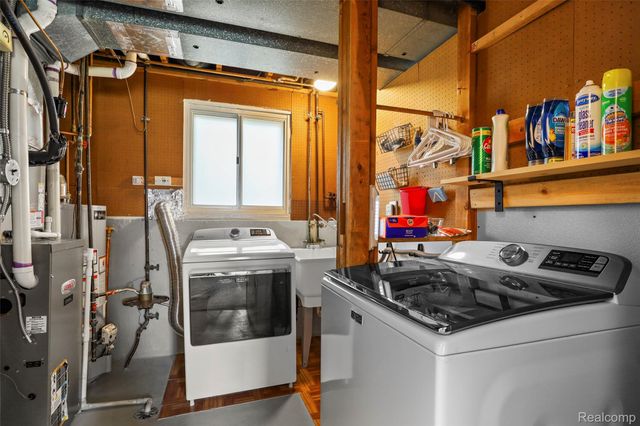 1326 W Elmwood Avenue, Clawson, MI 48017