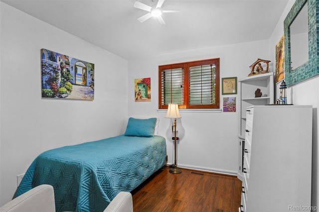 1326 W Elmwood Avenue, Clawson, MI 48017