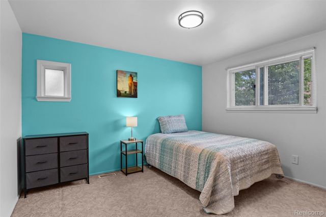 1326 W Elmwood Avenue, Clawson, MI 48017