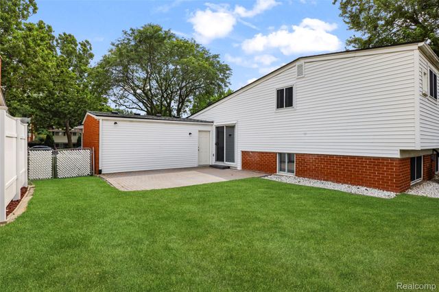 1326 W Elmwood Avenue, Clawson, MI 48017