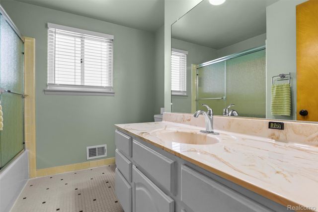1326 W Elmwood Avenue, Clawson, MI 48017