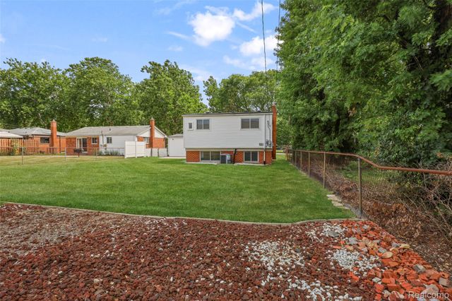 1326 W Elmwood Avenue, Clawson, MI 48017