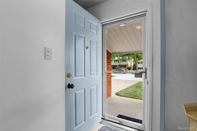 1326 W Elmwood Avenue, Clawson, MI 48017
