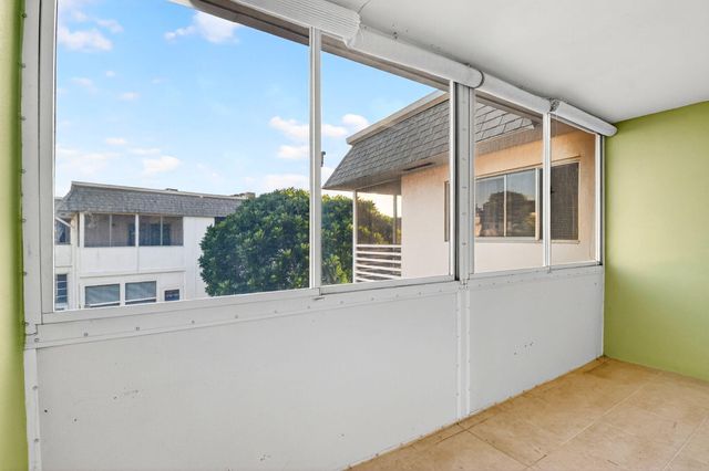 2880 Lake Osborne Drive 210, Lake Worth Beach, FL 33461