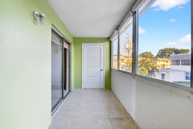 2880 Lake Osborne Drive 210, Lake Worth Beach, FL 33461