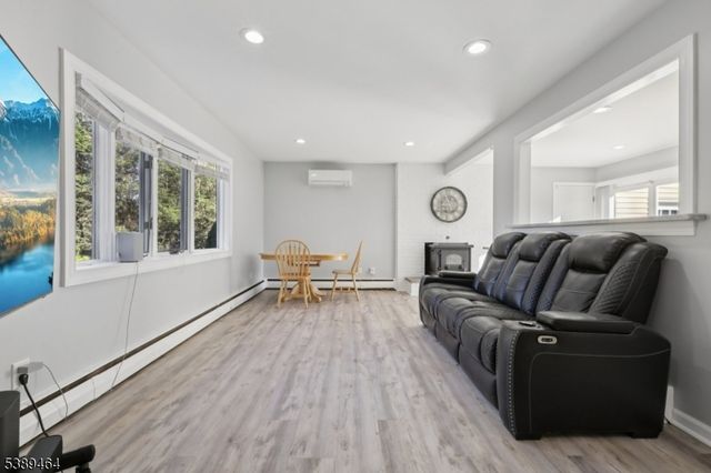 6 Mohawk Trl, West Milford Twp., NJ 07480