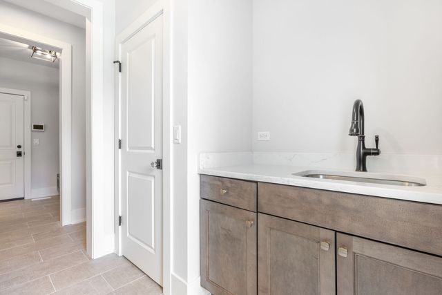 469 S Sunnyside Avenue, Elmhurst, IL 60126