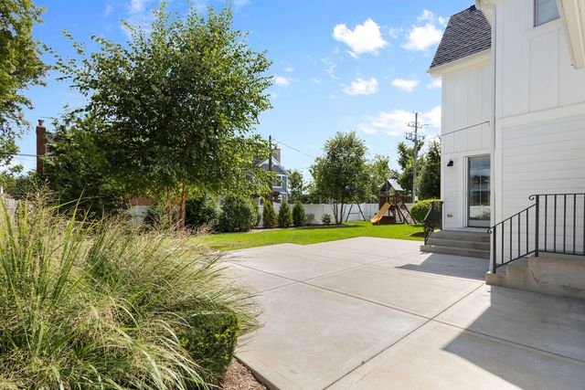 469 S Sunnyside Avenue, Elmhurst, IL 60126