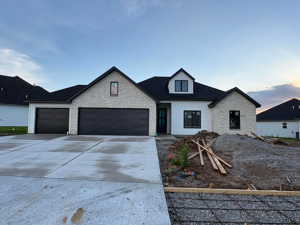 2806 MISTY FLOWER DR, Columbia, MO 65203
