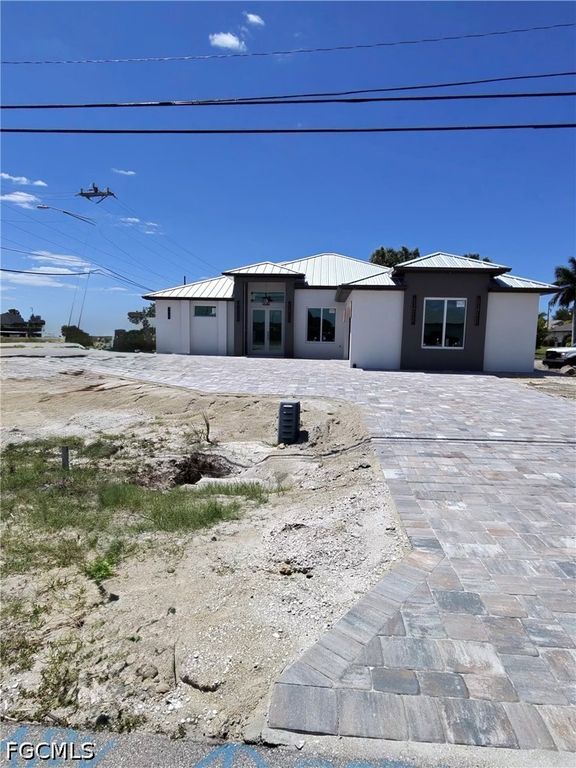 2 Nelson RD N, Cape Coral, FL 33993