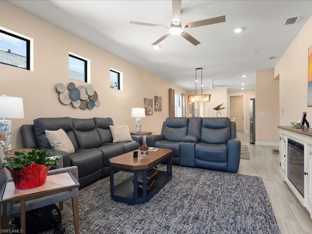 1923 Sierra CT, Naples, FL 34120