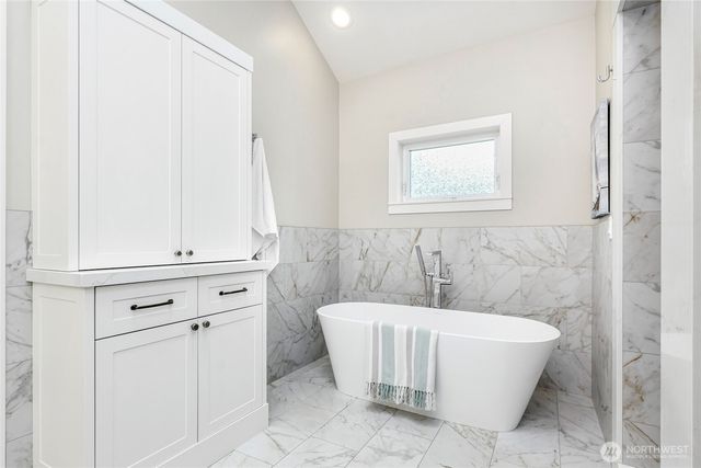 10475 Manitou Beach Drive NE, Bainbridge Island, WA 98110