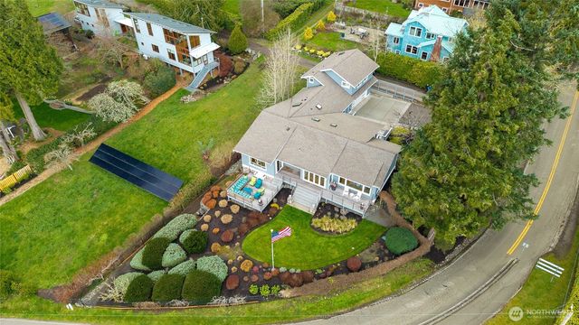 10475 Manitou Beach Drive NE, Bainbridge Island, WA 98110
