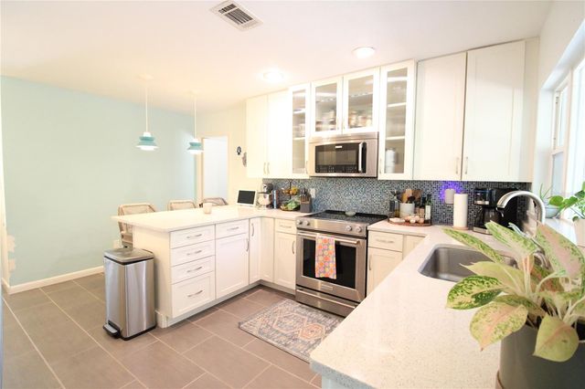 2046 NW 19TH LANE, Gainesville, FL 32605