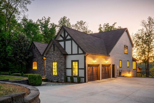 415 Summer Breeze Dr, Smithville, TN 37166