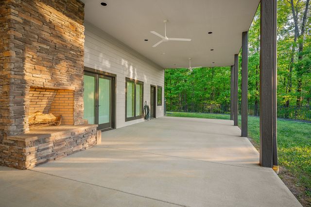 415 Summer Breeze Dr, Smithville, TN 37166