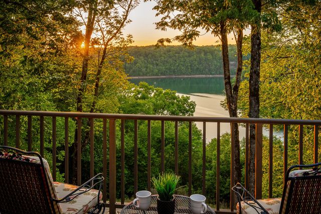 415 Summer Breeze Dr, Smithville, TN 37166