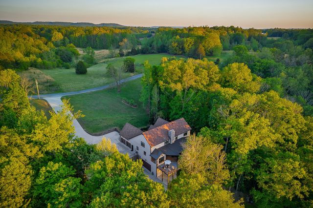 415 Summer Breeze Dr, Smithville, TN 37166
