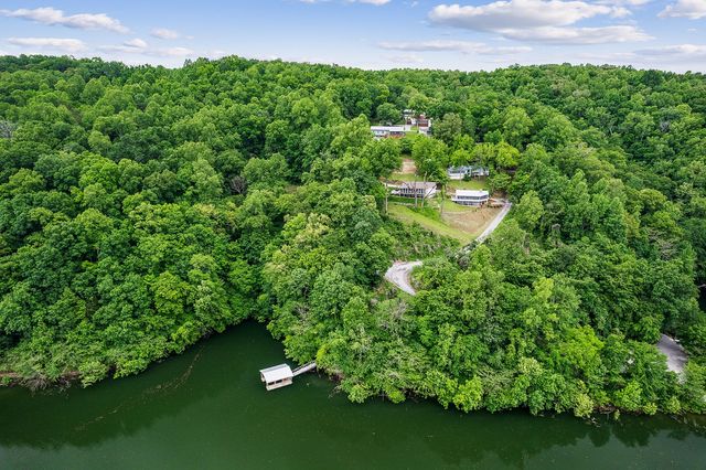 415 Summer Breeze Dr, Smithville, TN 37166