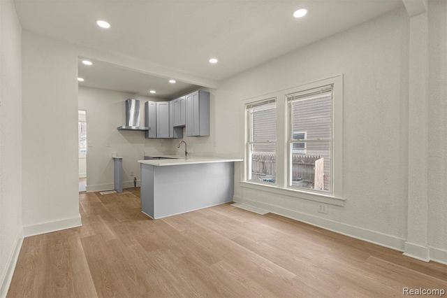 1129 E Harry Avenue, Hazel Park, MI 48030