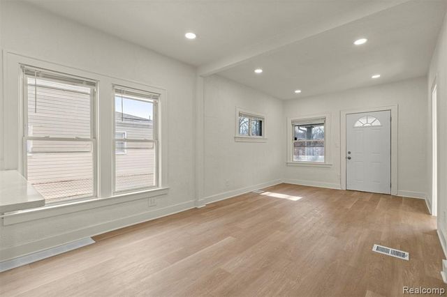 1129 E Harry Avenue, Hazel Park, MI 48030