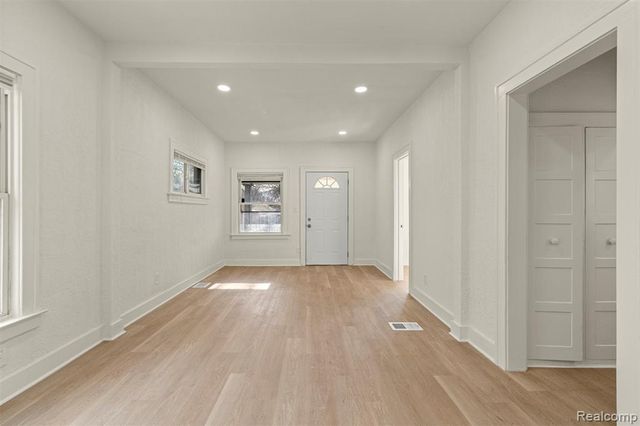 1129 E Harry Avenue, Hazel Park, MI 48030