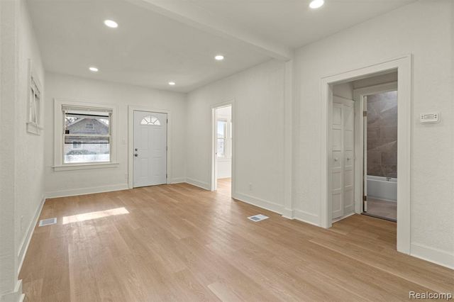 1129 E Harry Avenue, Hazel Park, MI 48030