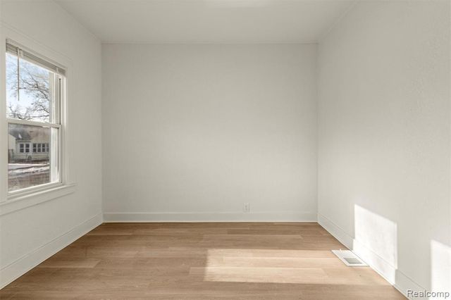 1129 E Harry Avenue, Hazel Park, MI 48030