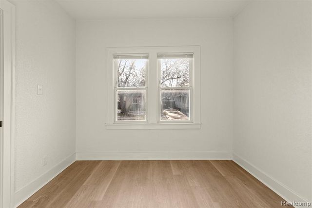 1129 E Harry Avenue, Hazel Park, MI 48030