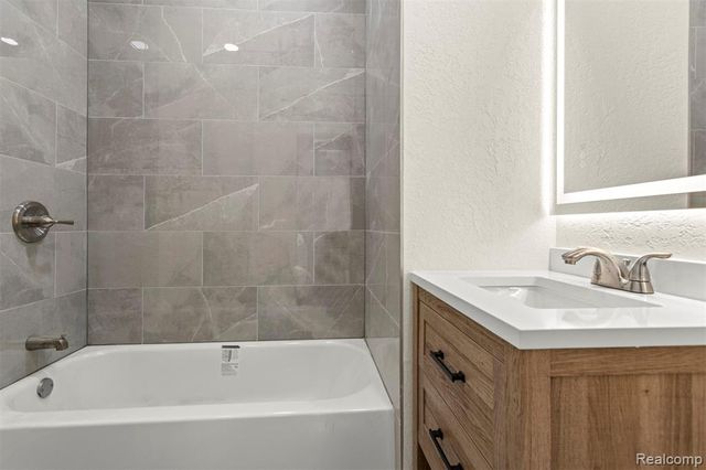 1129 E Harry Avenue, Hazel Park, MI 48030