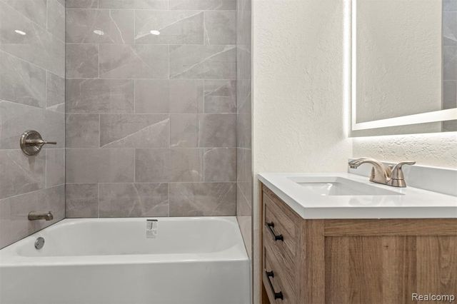 1129 E Harry Avenue, Hazel Park, MI 48030