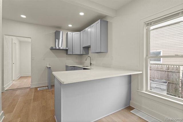 1129 E Harry Avenue, Hazel Park, MI 48030