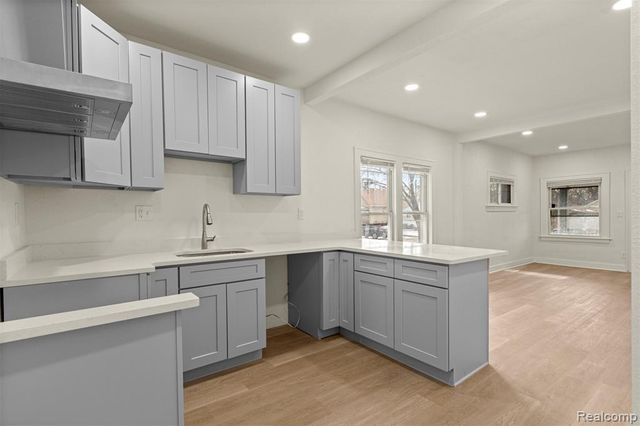 1129 E Harry Avenue, Hazel Park, MI 48030