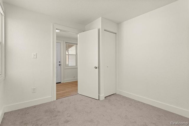 1129 E Harry Avenue, Hazel Park, MI 48030