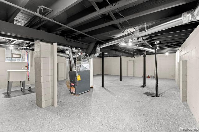 1129 E Harry Avenue, Hazel Park, MI 48030