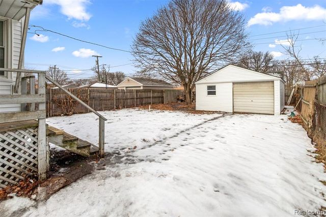 1129 E Harry Avenue, Hazel Park, MI 48030