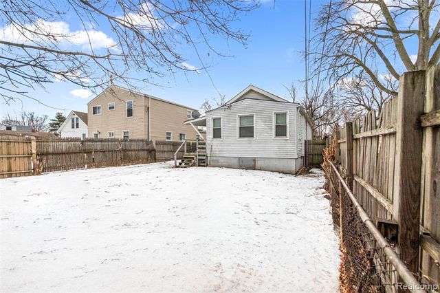 1129 E Harry Avenue, Hazel Park, MI 48030