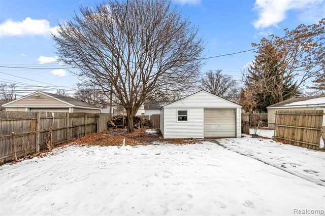 1129 E Harry Avenue, Hazel Park, MI 48030