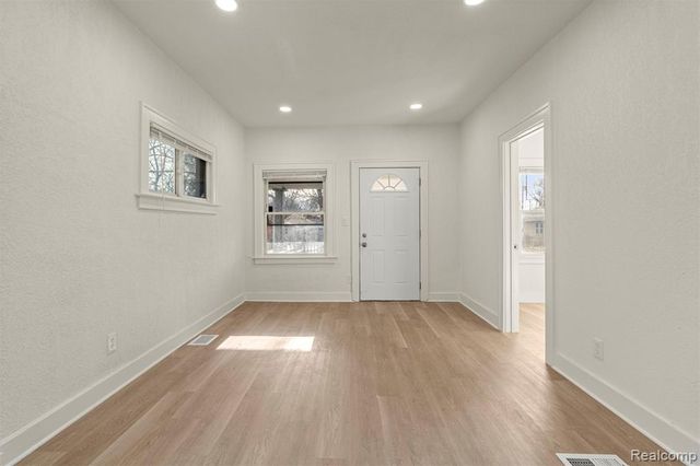 1129 E Harry Avenue, Hazel Park, MI 48030