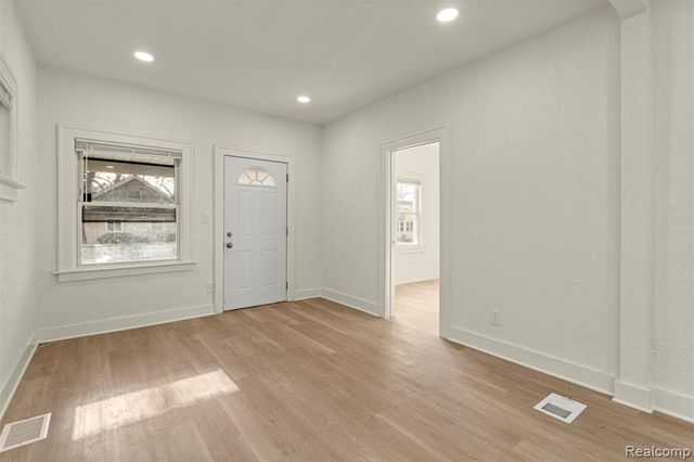 1129 E Harry Avenue, Hazel Park, MI 48030