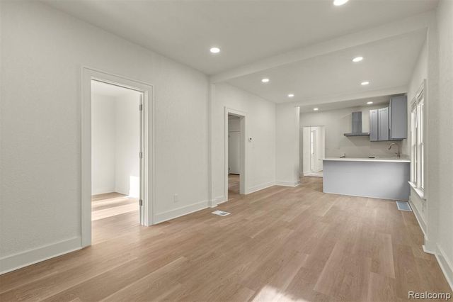 1129 E Harry Avenue, Hazel Park, MI 48030