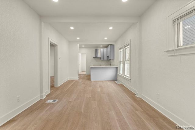 1129 E Harry Avenue, Hazel Park, MI 48030