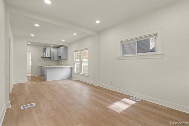 1129 E Harry Avenue, Hazel Park, MI 48030