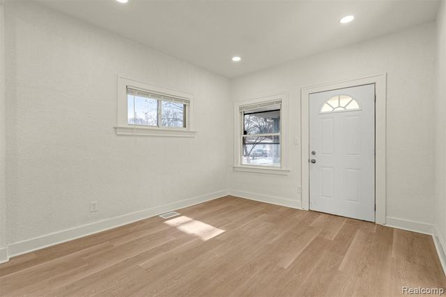 1129 E Harry Avenue, Hazel Park, MI 48030