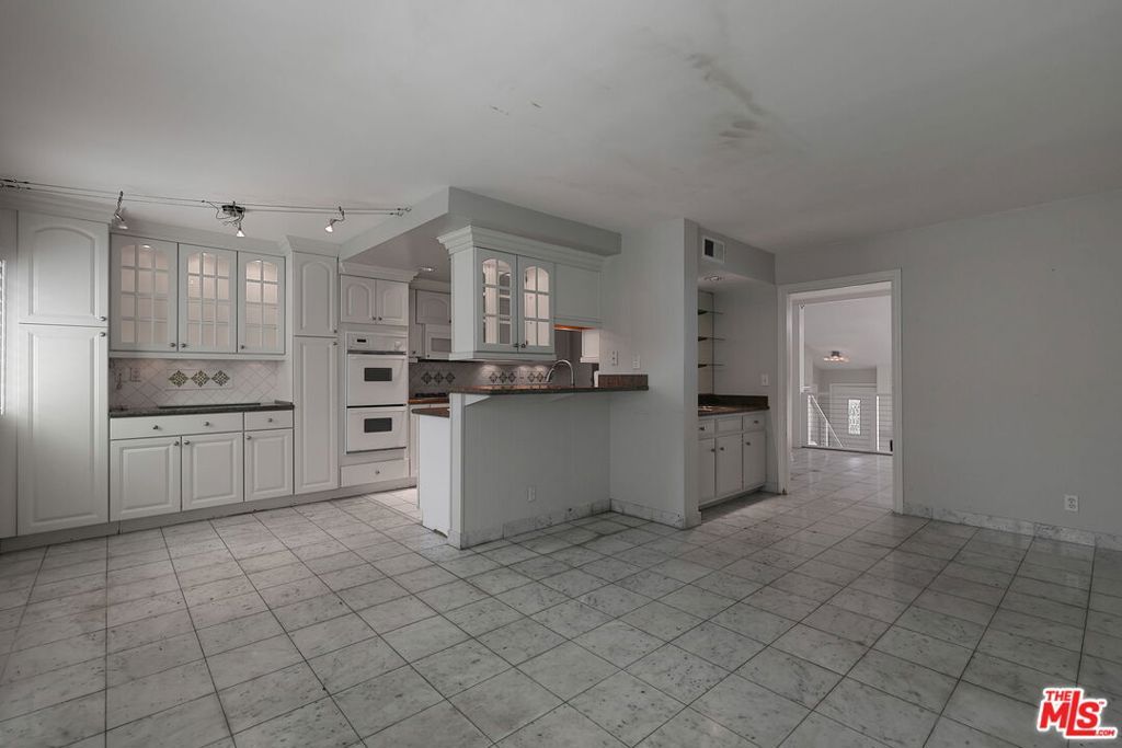Image 14 of property listing at 13050 Maxella Avenue 2, Los Angeles, CA 90292