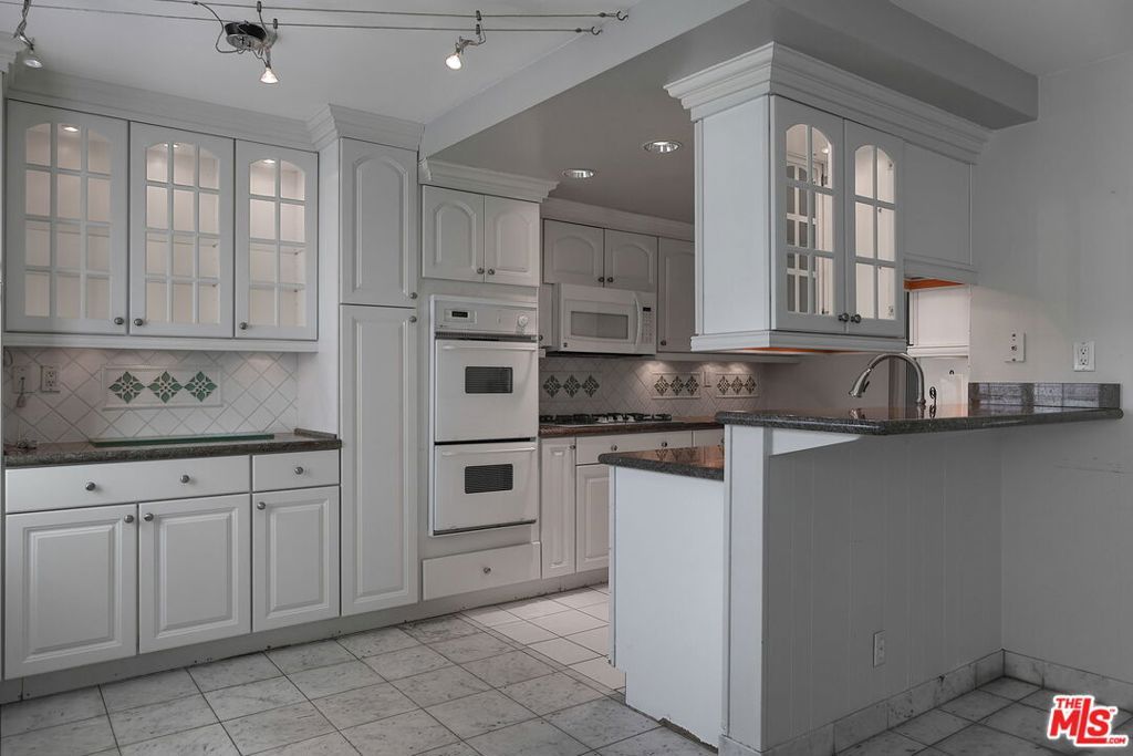 Image 17 of property listing at 13050 Maxella Avenue 2, Los Angeles, CA 90292