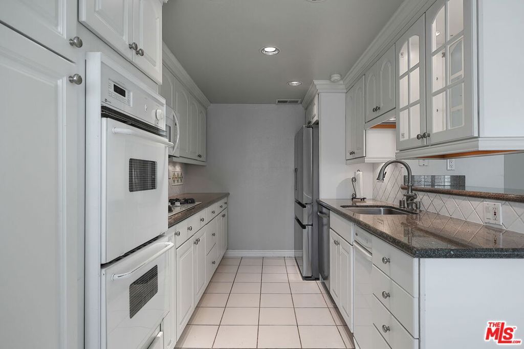 Image 18 of property listing at 13050 Maxella Avenue 2, Los Angeles, CA 90292